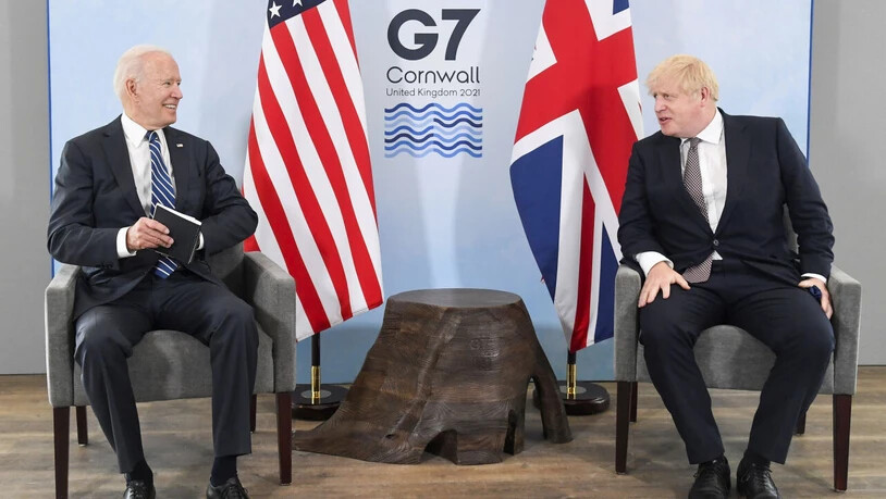 US-Präsident Joe Biden (l) und Großbritanniens Premierminister Boris Johnson (r) sitzen während eines gemeinsamen Treffens vor dem G7-Gipfel in Carbis Bay in Cornwall zusammen. Foto: Toby Melville/reuters pool/AP/dpa