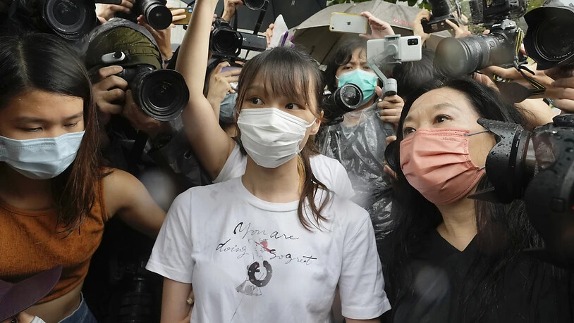 Die in Hongkong von der Polizei verhaftete Aktivistin Agnes Chow (Bildmitte) ist wieder auf freiem Fuss. (Archivbild)