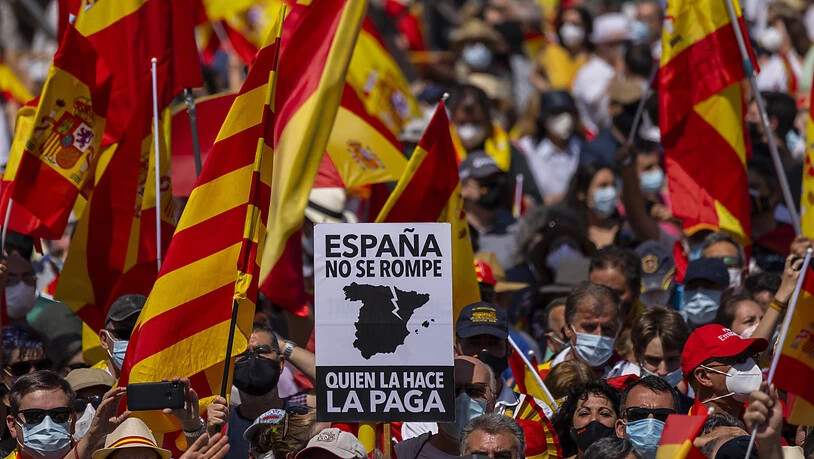 Tausende versammeln sich in Madrid während einer Demonstration gegen den Plan der spanischen Regierung, ein Dutzend inhaftierter katalanischer Separatistenführer zu begnadigen. Foto: Bernat Armangue/AP/dpa