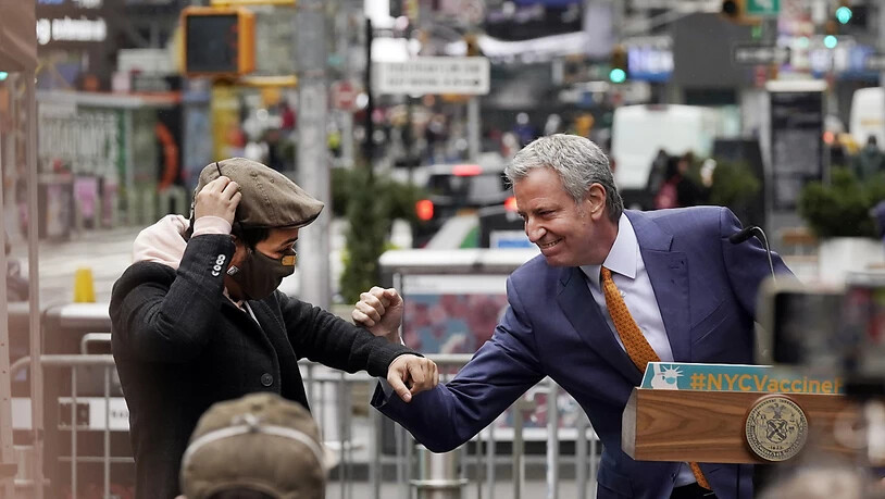 dpatopbilder - ARCHIV - Der Schauspieler Lin-Manuel Miranda (l) und Bill de Blasio, Bürgermeister von New York, stoßen auf dem Times Square die Ellbogen aneinander. Foto: Richard Drew/AP/dpa