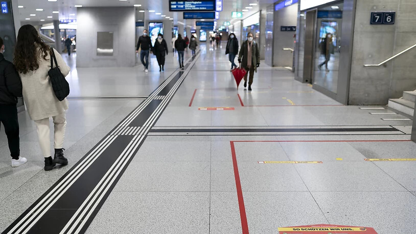Abstandskleber am Bahnhof Zürich: Das Coronavirus prägt den Alltag der Schweizerinnen und Schweizer. (Symbolbild)
