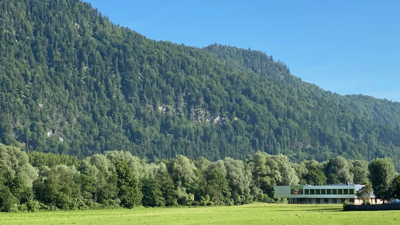 Blick auf den Ort am Innufer in Kufstein, wo am Montag, 14. Juni 2021, die Leiche eines Mannes entdeckt worden war. Ein 29-Jähriger hat nach eigenen Angaben in Österreich einen Mann gezielt getötet, um ins Gefängnis zu kommen. Foto: Zoomtirol/APA/dpa…