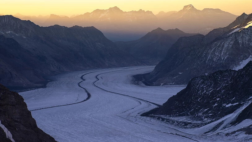 Der Aletschgletscher ist der flächenmässig grösste Gletscher der Alpen. Wie viel Eisvolumen er bis zum Ende des Jahrhunderts verlieren wird, hängt gemäss einer Studie stark davon ab, ob sich die Erde um ein, anderthalb oder zwei Grad erwärmen wird. …