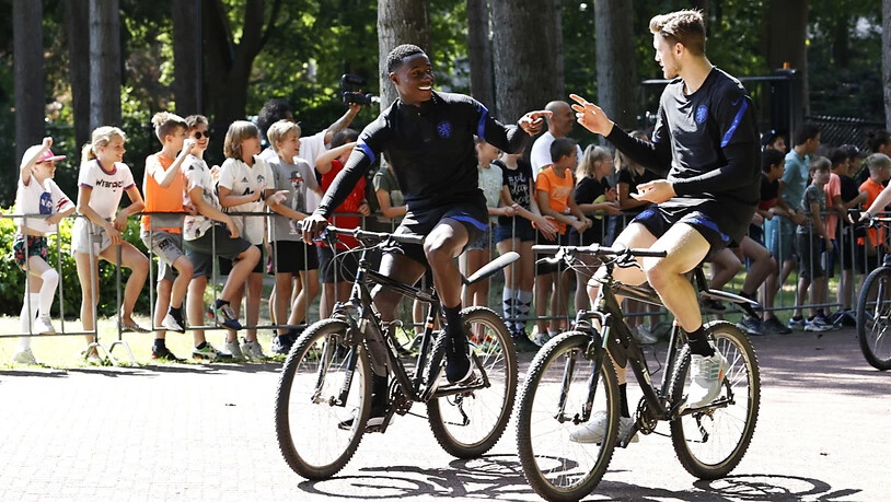 Das Velo ist Programm: Die Niederländer Quincy Promes (links) und Wout Weghorst treffen auf zwei Rädern beim Training ein