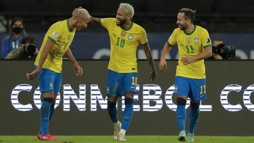 Richarlison (links) jubelt nach seinem Tor zum 4:0-Endstand mit seinen brasilianischen Teamkollegen Neymar (Mitte) und Everton Ribeiro