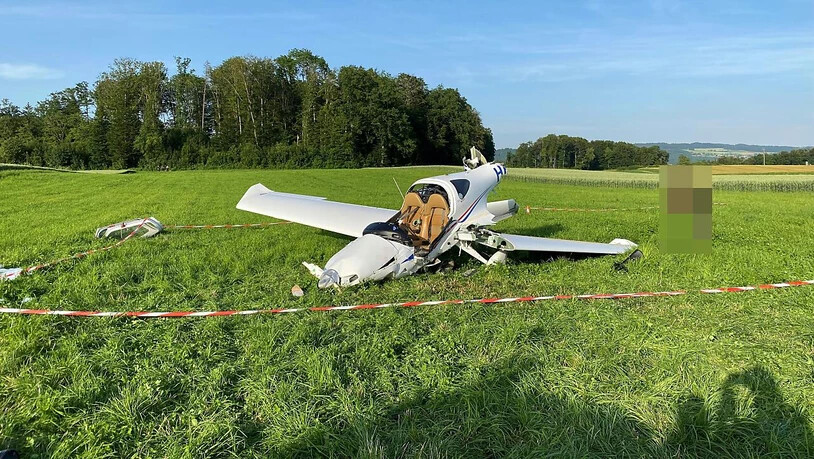Der 48-jährige Pilot des in Lupfig AG abgestürzten Kleinflugzeugs musste aus dem Wrack gebogen werden.