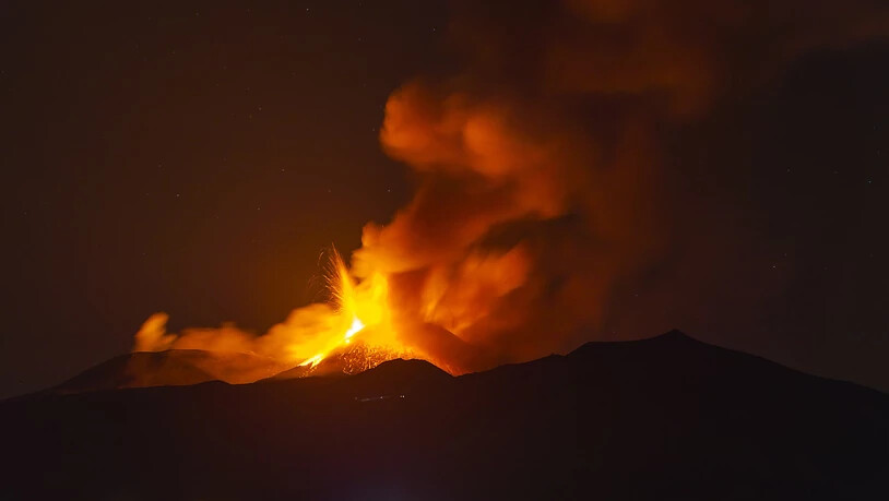 Lava strömt aus einem Krater des Ätna, dem höchsten aktiven Vulkan in Europa. Seit Februar 2021 ist der Vulkan auf der italienischen Insel Sizilien wiederholte Male ausgebrochen. Foto: Salvatore Allegra/AP/dpa