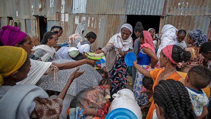 Vertriebene aus der Region Tigray stehen Schlange, um von Anwohnern gespendete Lebensmittel in einem Aufnahmezentrum für Binnenvertriebene zu erhalten. Foto: Ben Curtis/AP/dpa