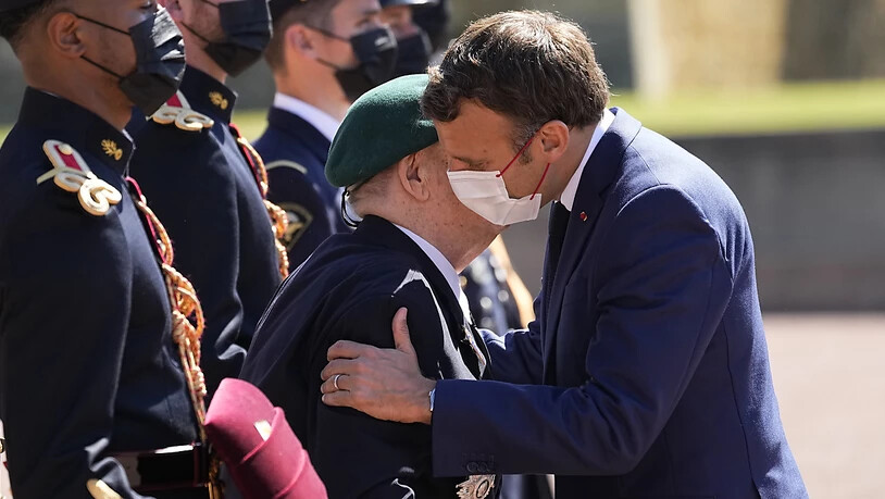 Emmanuel Macron, Präsident von Frankreich, küsst Leon Gautier (r.), 98-jähriger französischer Veteran des Zweiten Weltkriegs und letzter Überlebender des Kieffer-Kommandos, bei einer Feier in der Gedenkstätte Mont-Valérien bei Paris auf die Wange. Foto:…