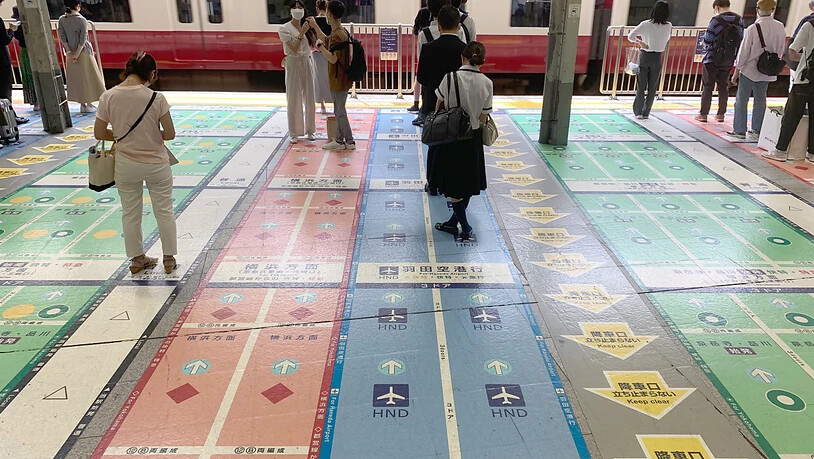 PRODUKTION - Viele Markierungen auf dem Boden eines Bahnsteigs in Tokio. Foto: Lars Nicolaysen/dpa