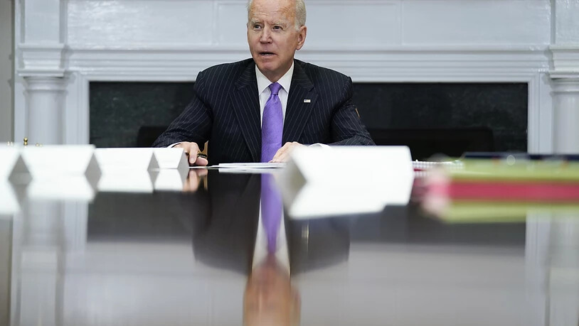 Joe Biden, Präsident der USA, spricht im Roosevelt-Raum des Weißen Hauses. Foto: Evan Vucci/AP/dpa
