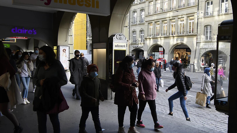 Die Maskenpflicht im Freien wie unter der Laube in der Stadt Bern könnte fallen.