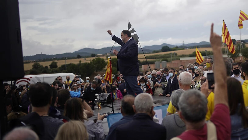 Oriol Junqueras, früherer Vizeregionalchef von Katalonien, der wegen seiner Rolle im Vorstoß für eine unabhängige katalanische Republik 2017 inhaftiert wurde, hebt die Faust. Foto: Joan Mateu/AP/dpa