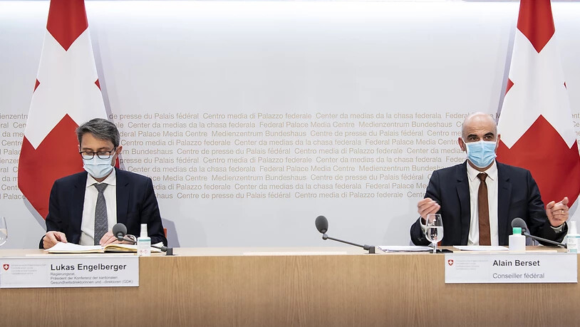 Bundesrat Alain Berset, rechts, und Lukas Engelberger, Präsident der Konferenz der kantonalen Gesundheitsdirektorinnen und -direktoren (GDK) (Archivbild)