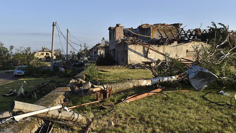 Häuser sind beschädigt, nachdem ein Tornado das Dorf Moravska Nova Ves im Bezirk Hodonin getroffen hat. Bei einem Unwetter mit einem Tornado sind im Südosten Tschechiens Menschen ums Leben gekommen und verletzt worden. Foto: Salek Vaclav/CTK/AP/dpa