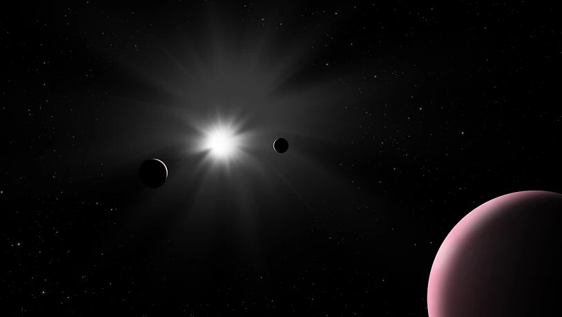 Der helle, sonnenähnliche Stern befindet sich rund 46 Lichtjahre von der Erde entfernt im Sternbild Lupus. Es beherbergt drei besonders wasserreiche Exoplaneten, die ihr Muttergestirn in 12, 28 und 107 Tagen umkreisen.