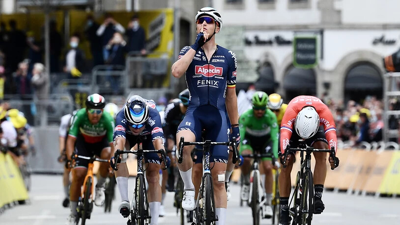 Der Belgier Tim Merlier gewinnt in Pontivy die 3. Etappe der 108. Tour de France vor seinem Alpecin-Teamkollegen Jasper Philipsen (links) und dem Franzosen Nacer Bouhanni