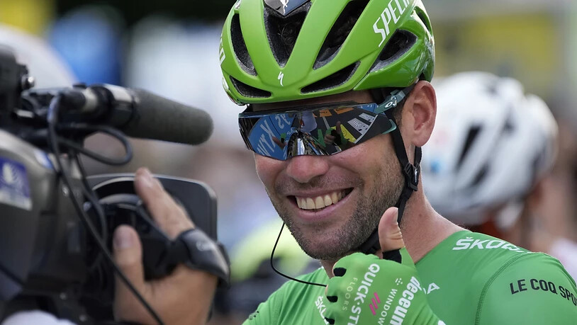Daumen hoch: Mark Cavendish gewinnt auch den Sprint in Châteauroux und hat nun 32 Tour-Etappensiege auf seinem Konto