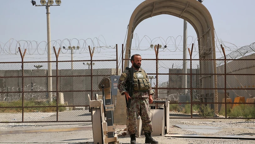 Ein afghanischer Soldat steht an einem Armee-Kontrollpunkt Wache, nachdem alle US- und Nato-Truppen den Stützpunkt in der Provinz verlassen haben. Die Nato hat ihren Militäreinsatz in Afghanistan nach knapp zwei Jahrzehnten beendet. Foto: Sayed Zakeria…