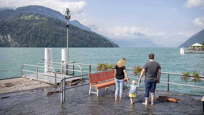 Das Hochwasserpegel des Vierwaldstättersees sinkt, wie hier beim Schiffsanlegeplatz in Brunnen im Kanton Schwyz. Das schöne Wetter trägt dazu bei.