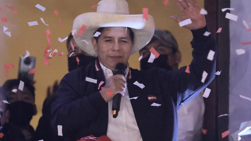 Pedro Castillo feiert nachdem er von den Wahlbehörden in Lima, Peru, zum Präsidenten von Peru erklärt wurde. Foto: Guadalupe Pardo/AP/dpa Foto: Guadalupe Pardo/AP/dpa