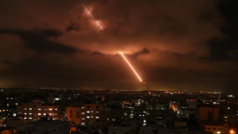 ARCHIV - Archivbild: Israels Iron-Dome-Raketenabwehrsystem fängt Raketen ab. Foto: Bashar Taleb/APA Images via ZUMA Wire/dpa