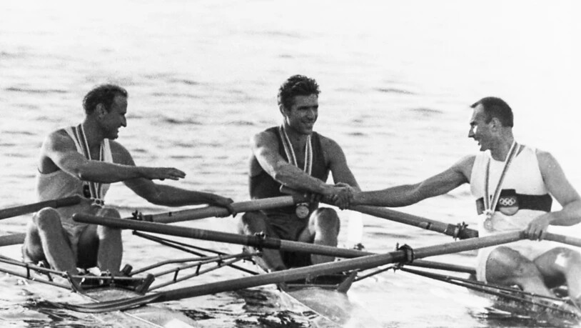 Gottfried „Goepf“ Kottmann (links) holte im Final Rudern Einzel Skull Bronze für die Schweiz an den olympischen Sommerspielen 1964 in Tokio. (KEYSTONE/PHOTOPRESS-ARCHIV/Str)
