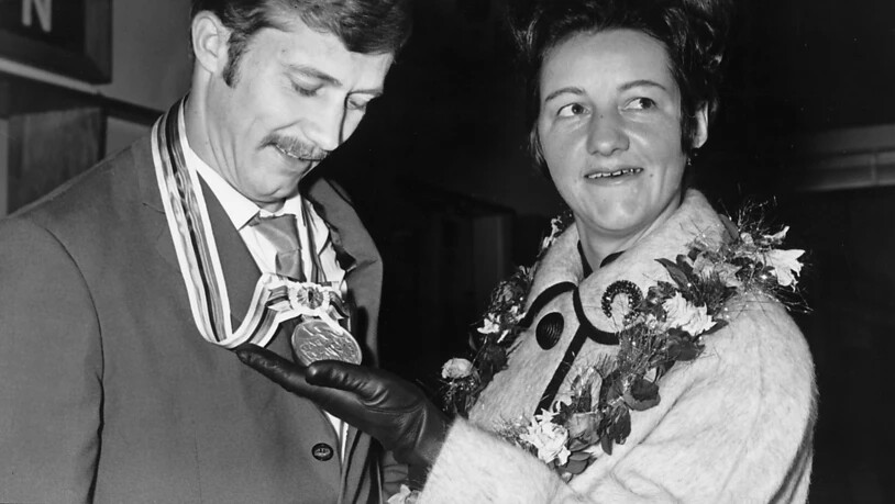 Eric Hänni gewann 1964 in Tokio die Silbermedaille im Judo-Leichtgewicht, hier nach seiner Rückkehr in die Schweiz mit seiner Frau am Flughafen von Genf-Cointrin. (KEYSTONE/PHOTOPRESS-ARCHIV/Str)
