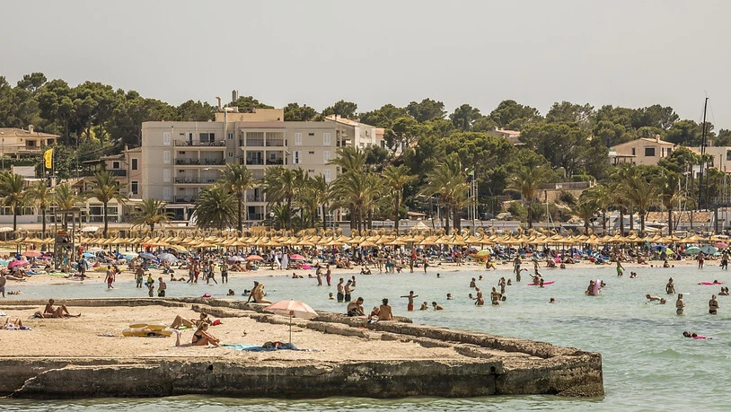 Badegäste genießen das gute Wetter am Strand von Arenal auf Mallorca. Aufgrund steigender Zahlen an Neuinfektionen wurde Spanien zum Corona-Hochinzidenzgebiet hochgestuft. Foto: John-Patrick Morarescu/ZUMA Press Wire/dpa