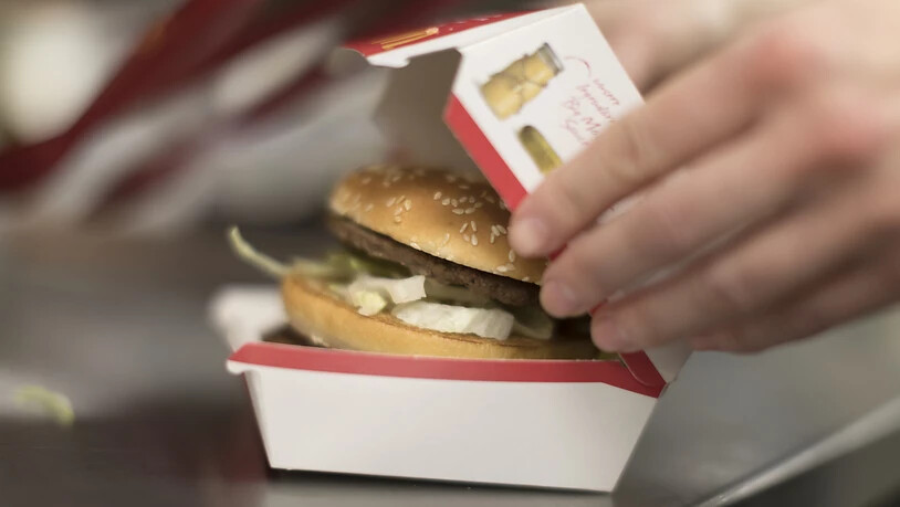 Bei McDonald's gehen wieder mehr Burger über den Tresen. (Archivbild)