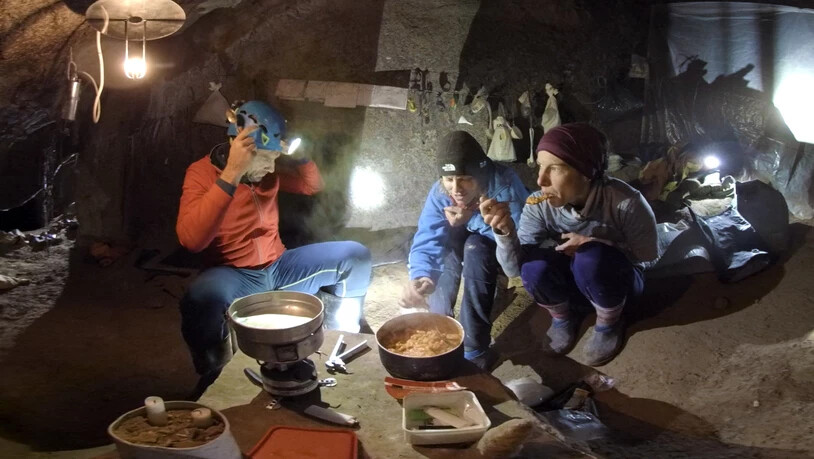 Der 360-Grad-Dokfilm "Caves" über eine Nidwaldner Höhlenforscherin feiert in Venedig Weltpremiere.