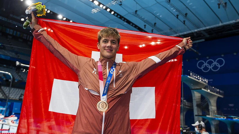 Noè Ponti posiert mit Schweizer Fahne und Bronzemedaille