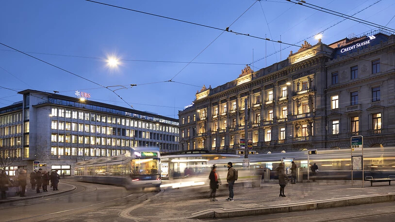Die Schweizer Grossbanken UBS und Credit Suisse sind laut Nationalbank gut aufgestellt. Im Bild der Paradeplatz in Zürich mit beiden Grossbanken in der Nachbarschaft. (Archivbild)