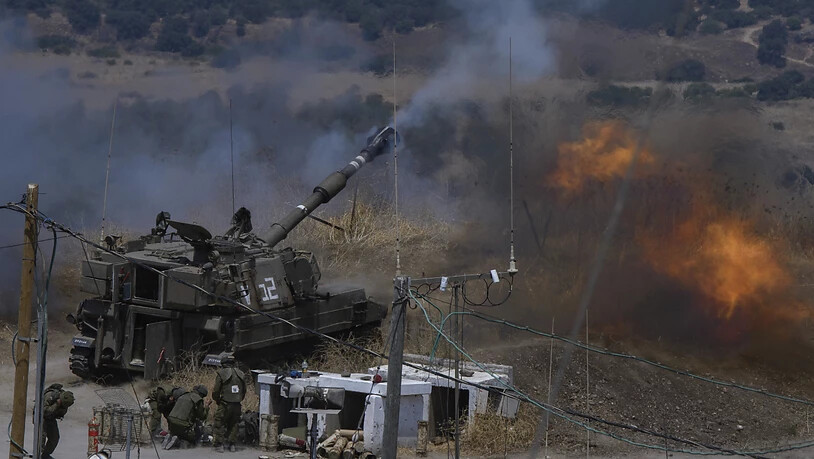 Israelische Streitkräfte feuern von ihrer Stellung an der Grenze zum Libanon, nachdem Raketen aus dem Libanon abgefeuert wurden. Die libanesische Schiitenmiliz Hisbollah hat nach eigenen Angaben von Israel besetztes Gebiet mit mehreren Raketen beschossen…