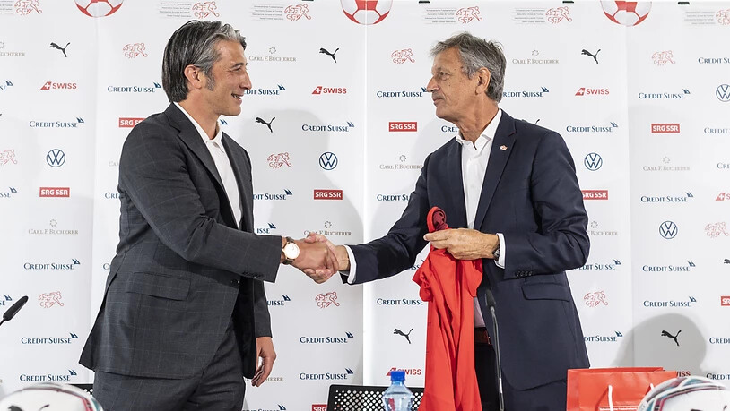 Murat Yakin schüttelt bei seiner Präsentation als neuer Nationalcoach die Hand von SFV-Präsident Dominique Blanc