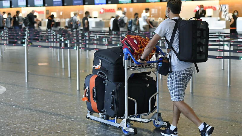Im Juli haben mit Beginn der Sommerferien im Juli wieder vermehrt Reisende am Flughafen Zürich eingecheckt. Noch liegen die Passagierzahlen aber klar unter dem Vor-Corona-Niveau.(Archivbild)