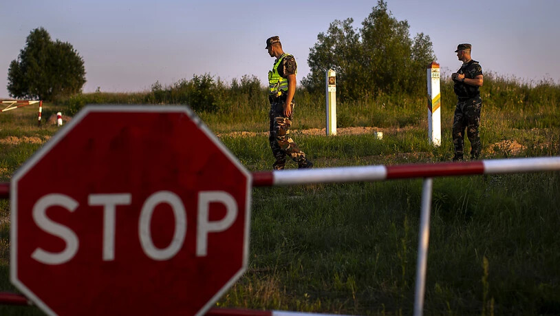 ARCHIV - Illustration: Mitglieder des litauischen Grenzschutzdienstes patrouillieren an der Grenze zu Belarus. Foto: Mindaugas Kulbis/AP/dpa