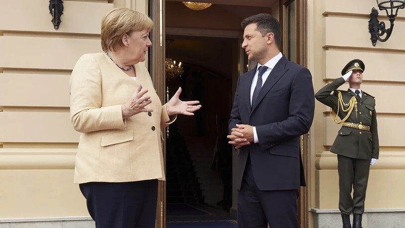 Wolodymyr Selenskyj (r), Präsident der Ukraine, und die deutsche Kanzlerin Angela Merkel (CDU) sprechen während ihres Treffens. Foto: -/Ukr. Presidential Press Office/AP/dpa