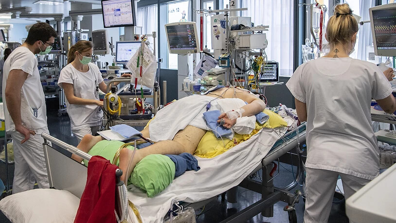Pflegepersonal im Berner Insel-Spital kümmern sich auf einer Intensivstation um einen Covid-Patienten. (Archivbild)