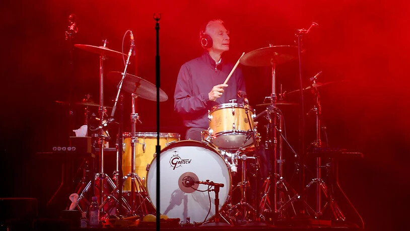 ARCHIV - Drummer Charlie Watts beim Auftaktkonzert der Europatour der "Rolling Stones". Foto: picture alliance / Carsten Rehder/dpa