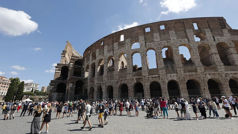 Touristen warten in einer Schlange, um das Kolosseum zu betreten. Foto: Riccardo De Luca/AP/dpa