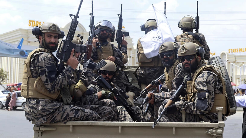 Kämpfer der Spezialeinheit der Taliban treffen nach dem Abzug der US-Truppen auf dem Flughafen Kabul ein. Mit dem Abzug der letzten US-Soldaten nach einem fast 20 Jahre langen Einsatz in Afghanistan richten sich die Blicke nun ganz auf die erneute…