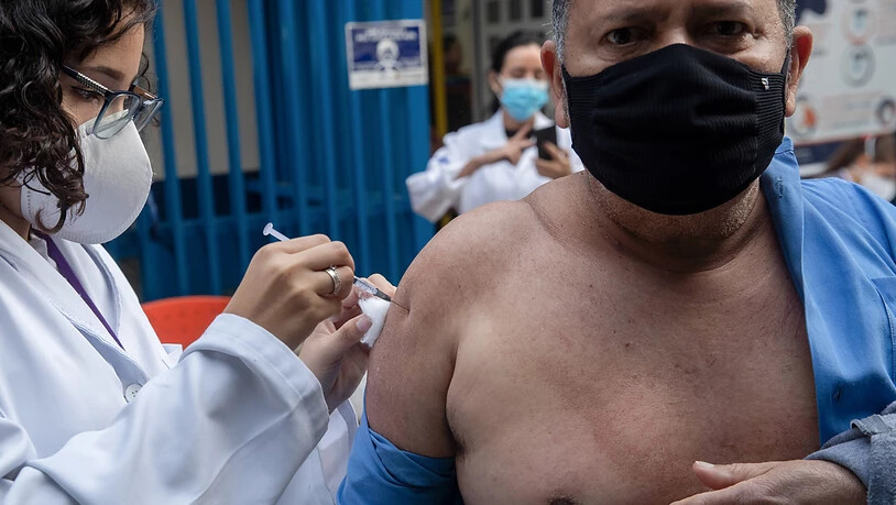 ARCHIV - Im brasilianischen Sao Paulo liegt die Impfquote bei rekordverdächtigen 104 Prozent. Das liegt daran, dass die genaue Einwohnerzahl der Metropole unbekannt ist und nur geschätzt wird. Foto: Andre Penner/AP/dpa