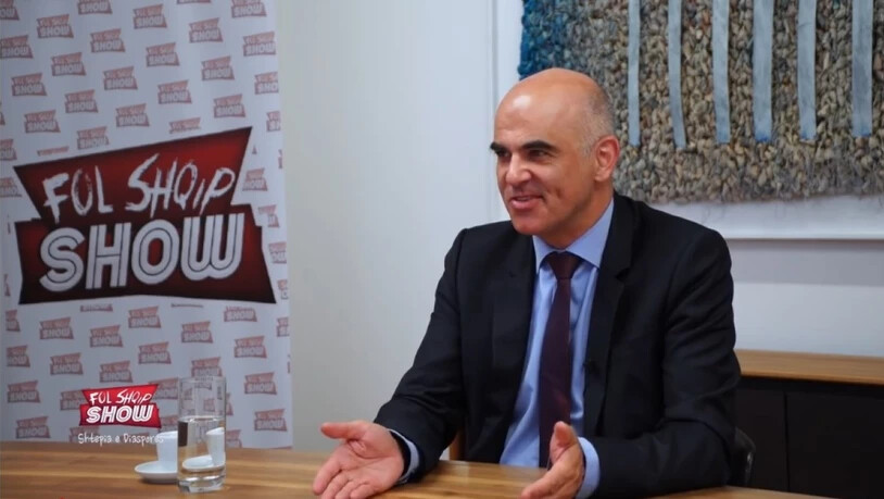 Gesundheitsminister Alain Berest im Interview für die TV-Sendung "Fol Shqip Show", die sich an ein albanisch sprechendes Publikum richtet.