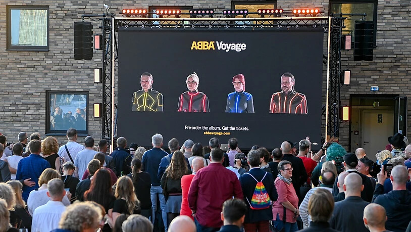 ARCHIV - Beim Abba-Event "Abba Voyage" im Hotel "nhow Berlin" wird vor Fans ein neues Album und eine Hologramm-Show der Band Abba angekündigt. Obwohl die Konzertarena noch im Bau ist, hat am Dienstag bereits der Ticketverkauf für die neue Abba-Show…