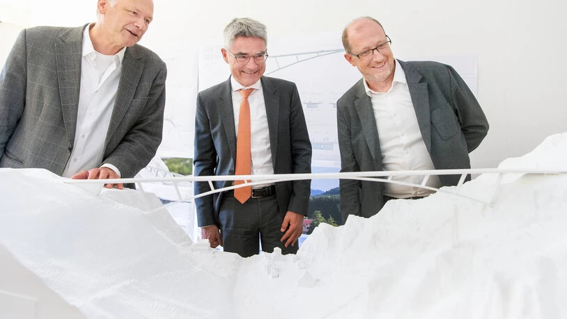 Im Rahmen eines Projektwettbewerbs eruierte ein Preisgericht den besten Entwurf für eine neue, talquerende Brücke – die St. Luzibrücke. Regierungspräsident Mario Cavigelli eröffnete die Ausstellung zum Projektwettbewerb.