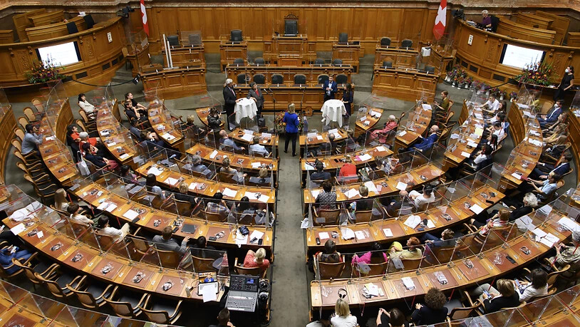 Blick in den Nationalratssaal. Dort beginnt am Montag die Herbstsession mit der Debatte über Kriegsmaterialexporte. (Archivbild)
