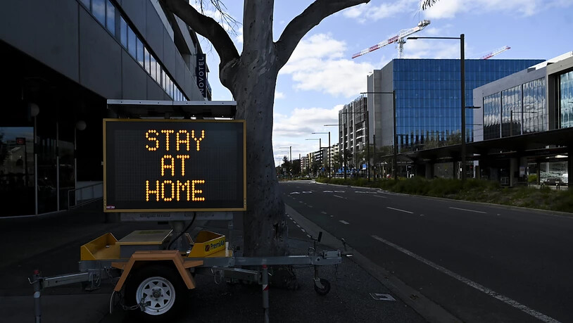 A sign announces the ACT lockdown is seen in Canberra, Tuesday, September 14, 2021. ACT Chief Minister Andrew Barr has extended Canberra's lockdown by another 4 weeks. (AAP Image/Lukas Coch) NO ARCHIVING