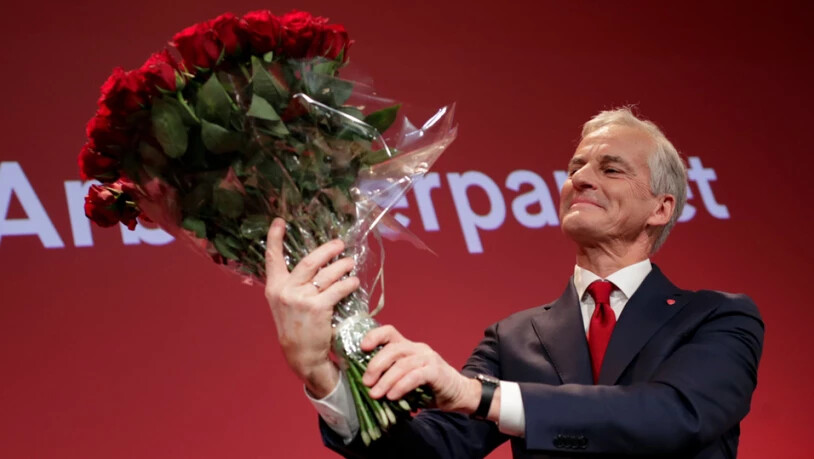 Der Vorsitzende der Arbeiterpartei, Jonas Gahr Støre, hält einen Strauß roter Rosen bei der Wahlmahnwache der Arbeiterpartei für die Parlamentswahlen 2021 im Volkshaus in Oslo. Bei der Parlamentswahl sind alle Stimmen vorläufig ausgezählt. Es bleibt bei…