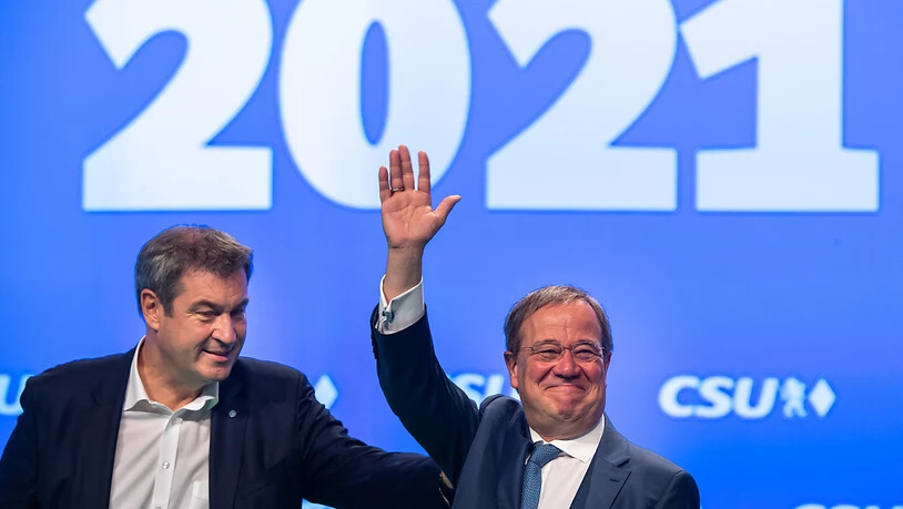 dpatopbilder - CSU-Parteivorsitzender Markus Söder(l) und Unions-Kanzlerkandidat und CDU-Vorsitzender Armin Laschet stehen beim Parteitag der CSU gemeinsam auf der Bühne. Rund zwei Wochen vor der Bundestagswahl in Deutschland hat die Christdemokraten…
